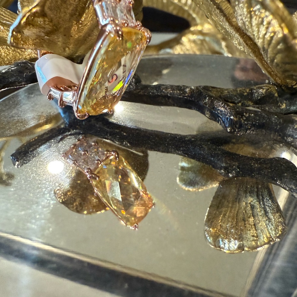 Elegant Gold-Toned Women's Ring - Picture 4 of 5